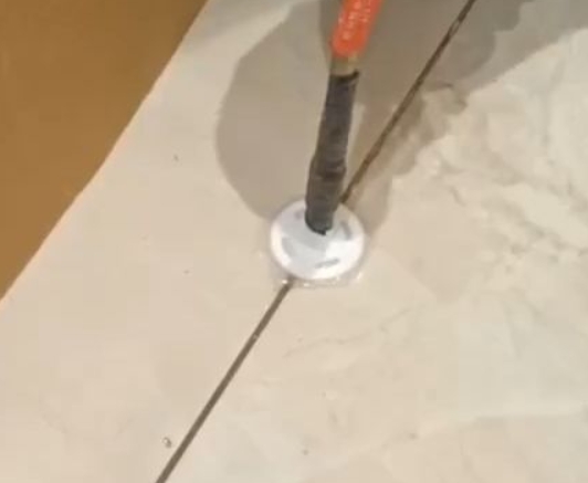 卧龙瓷砖空鼓维修公司专业解答瓷砖在铺贴过程中，如果没有涂抹均匀到位的粘结材料（如水泥砂浆或瓷砖胶），可能会导致以下问题