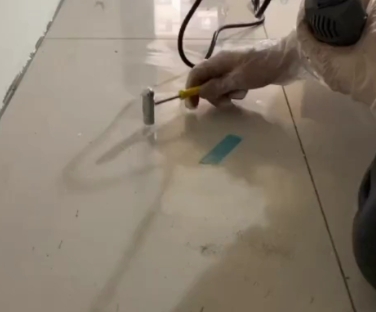 卧龙瓷砖开裂维修公司专业分享瓷砖在铺贴前如果没有沥干水分，将会导致以下问题